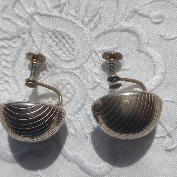 Gorgeous Art Deco style button silver tone ribbed screw back earrings - Picture 5 of 6